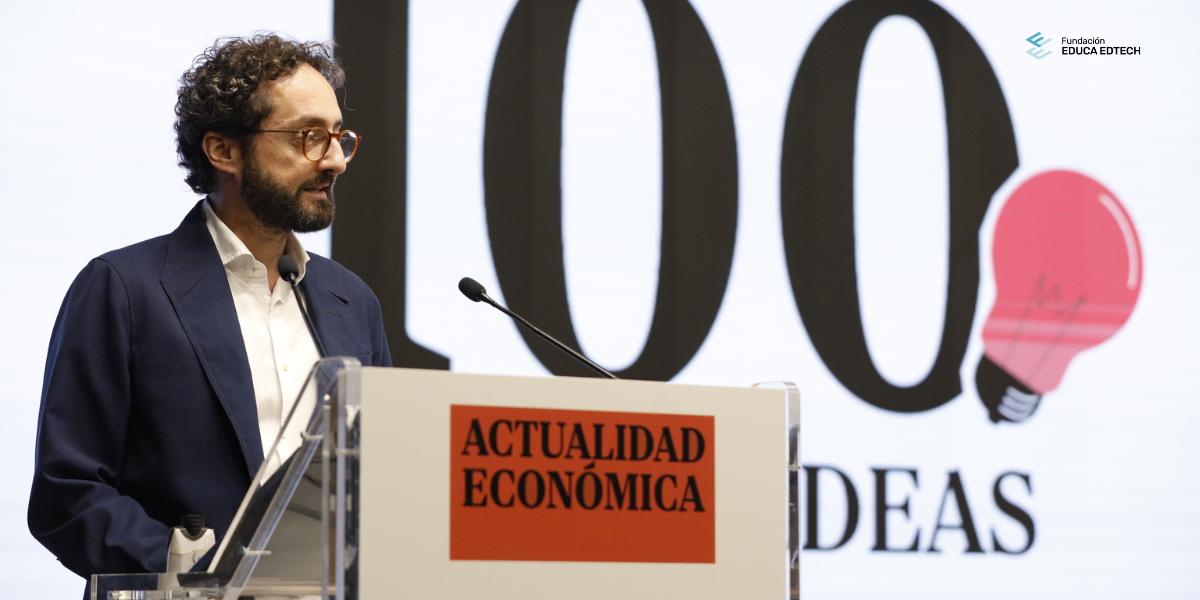 Director del diario El Mundo dando un discurso